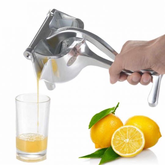 Manual fruit juicer